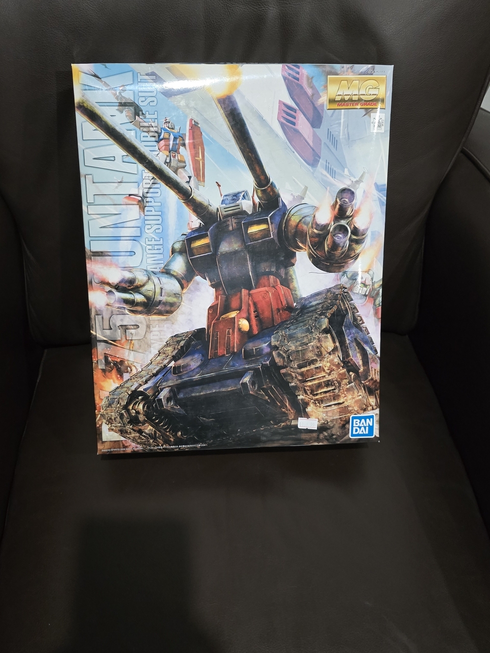 Bandai MG RX-75 Guntank Model Kit - Blue & Red